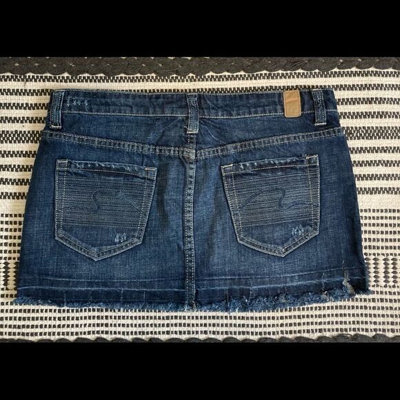 Maurices Distressed Denim Mini Skirt Blue Raw Hem Juniors Size 5 - Picture 5 of 5